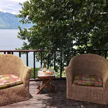 Beautiful Lake Front House At001